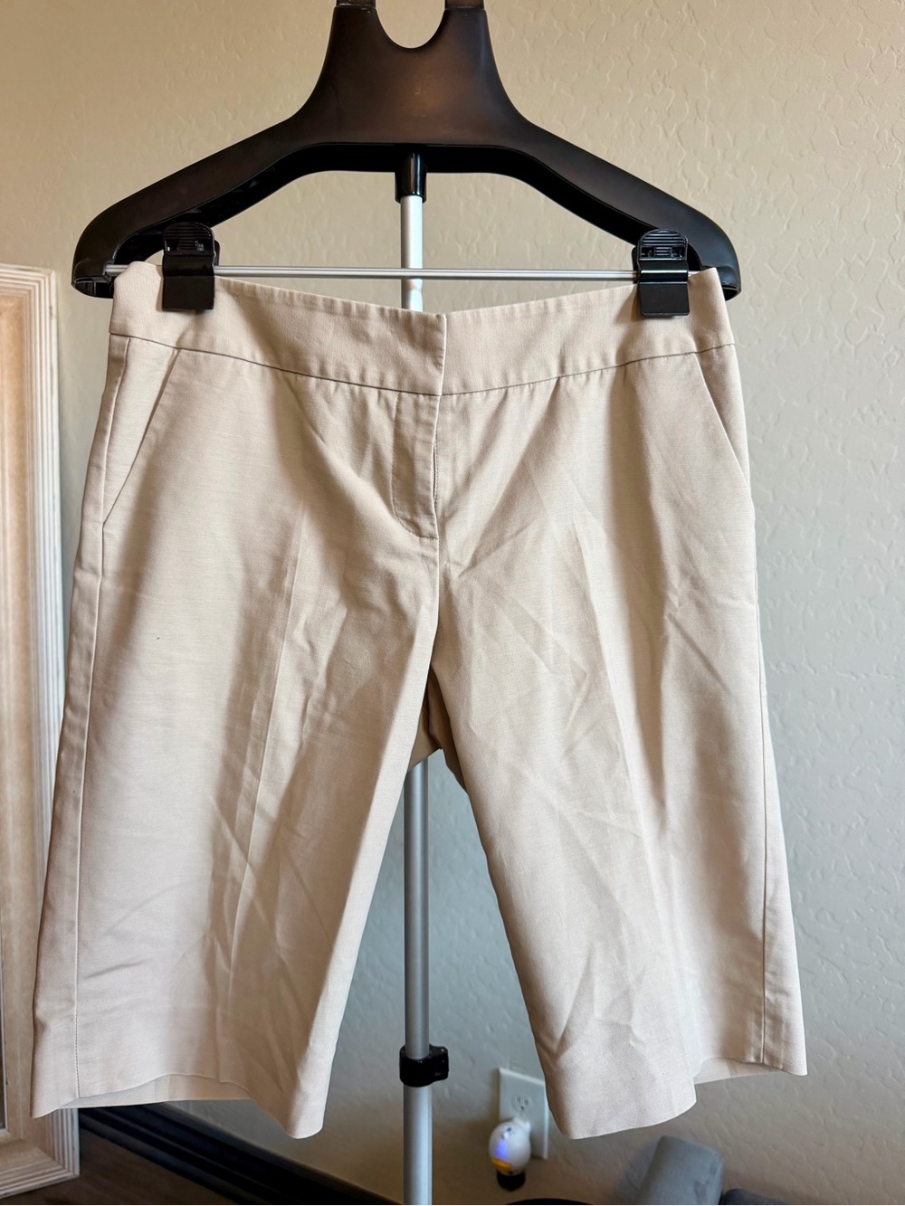 Women’s Halogen Beige Flat-Front Chino Bermuda Shorts Sz6